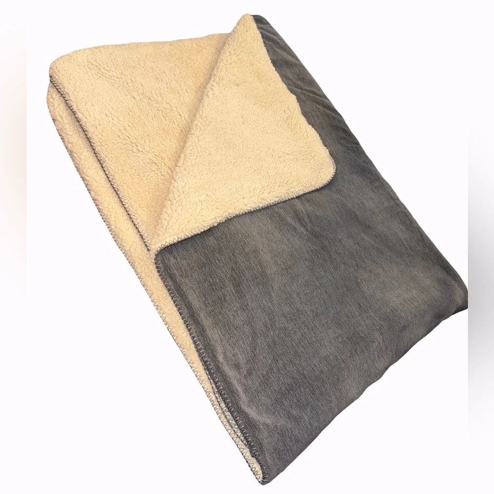 Heniemo Home Reversible Granite Gray Fleece/Cream Sherpa Double Blanket NEW